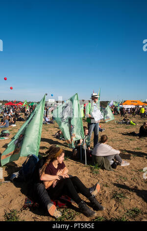 Alternative Lebens-, Aktivismus- und Non-violente-Umwelt-Demonstration gegen RWE`s Braunkohleminen und Zerstörung des Hambacher Waldes. Stockfoto